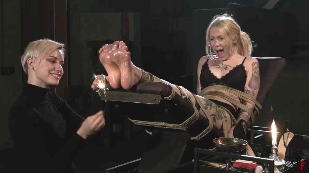 Olivia on the bench - Astrid plays with her oiled soles using candles.mp4.00_22_.jpg